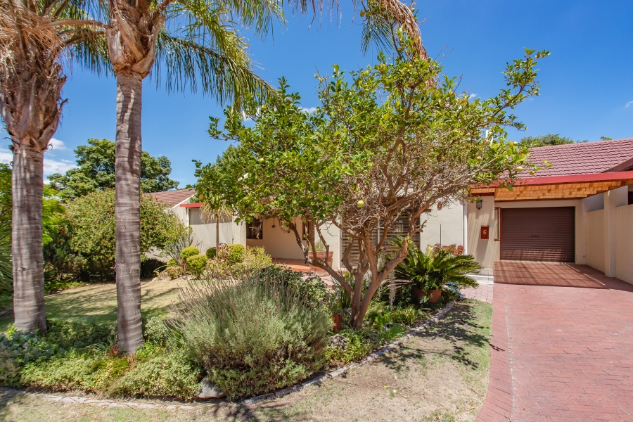 2 Bedroom Property for Sale in De Oude Renbaan Western Cape